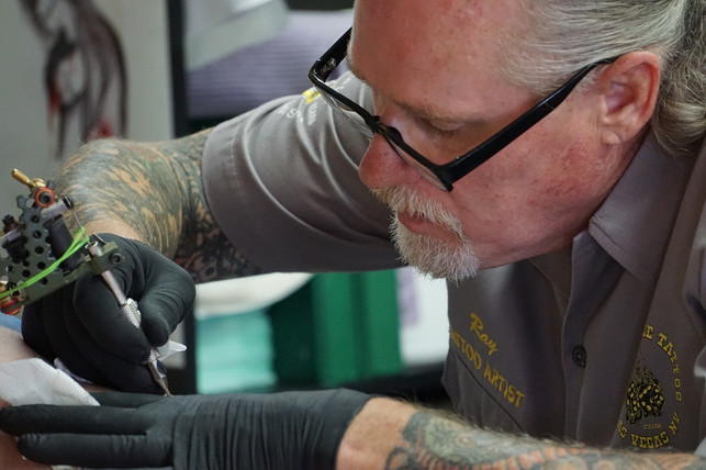 ein-profesioneller-taetowierer-beraet-dich-auch-zur-cc0-pixabay-favoritesunfl-190320_download Ein profesioneller Tätowierer berät dich auch zur richtigen Pflege deines Tattoos.