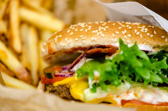 fast-food-enthaelt-kaum-naehrstoffe-cc0-pixabay-flyfishinghut-180428_download Fast Food enthält kaum Nährstoffe.