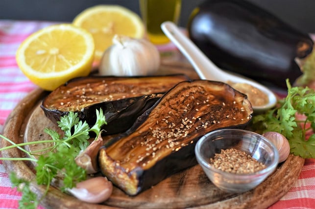 fuer-die-auberginencreme-werden-die-auberginen-im-b-cc0-pixabay-ritae-240416_download Für die Auberginencreme werden die Auberginen im Backofen gebacken.