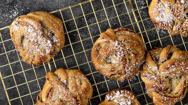 Dattel-Zimt-Knoten mit Trockenfrüchten Dattel-Zimt-Knoten mit Trockenfrüchten