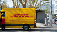 altpapier-dhl-us-cc0-claudio-schwarz-purzlbaum-unsplash-190717-1280x720 DHL Klimaneutral versenden