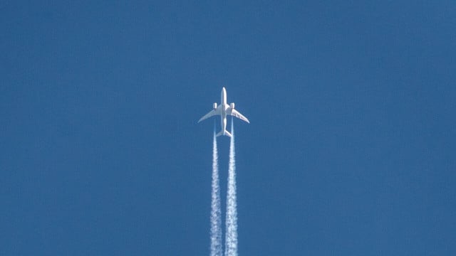 warum-sind-flugzeuge-weiss-cc0-unsplash-ben-klewais-231225 warum sind flugzeuge weiß