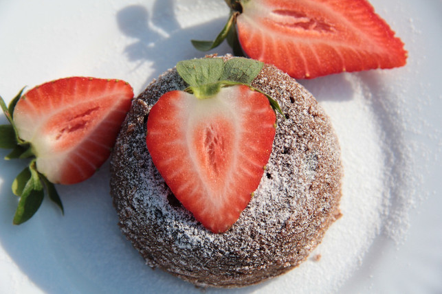 lava-cakes-schmecken-mit-frischen-fruechten-besonde-cc0-pixabay-romanakr-201128_download Lava-Cakes schmecken mit frischen Früchten besonders gut.