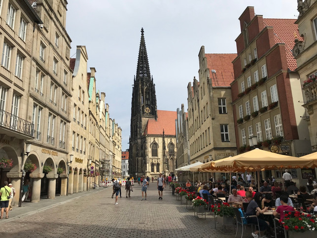 der-prinzipalmarkt-gehoert-zu-den-sehenswuerdigkeite-laura-mueller-200716_download Der Prinzipalmarkt gehört zu den Sehenswürdigkeiten von Münster.
