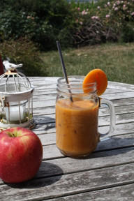 dieser-smoothie-versorgt-dich-dank-aprikosen-und-m-luise-rau-utopia-180718_download Dieser Smoothie versorgt dich dank Aprikosen und Möhren mit jeder Menge Beta-Carotin.