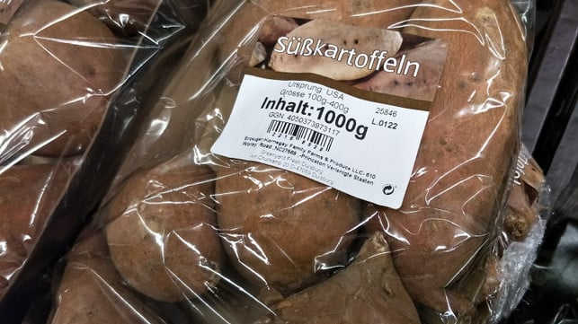 suesskartoffeln-usa-discounter-verpackt-u-sschulz-170601 Schlechte Klimabilanz: in Plastik eingeschweißte Süßkartoffeln aus den USA.