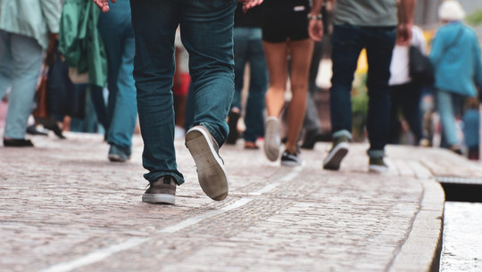 fussgaenger-stadt-pb-alexas-photos-250813 Fußgänger:innen in einer Stadt