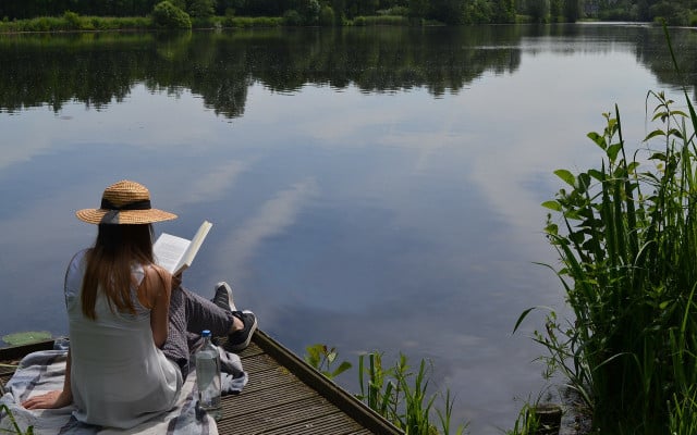 technikfreier-urlaub-z-b-mit-einem-guten-buch-cc0-pixabay-bibbornem-180301 Technikfreier Urlaub - z. B. mit einem guten Buch an einem einsamen See sitzen.