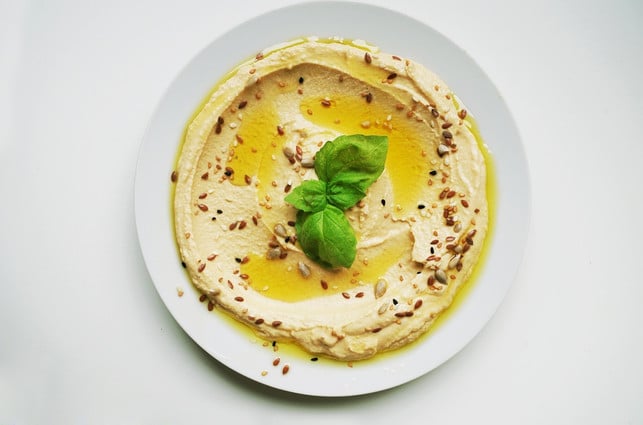 hummus-oder-eine-vegane-joghurtsosse-passen-gut-zu-cc0-pixabay-ajale-200319_download Hummus oder eine vegane Joghurtsoße passen gut zu unserem Bulgurpfannen-Rezept.