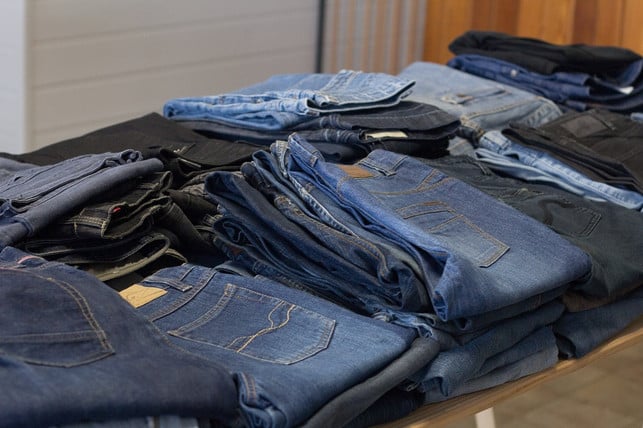 gerade-bei-hosen-ist-passform-wichtig-in-lokalen-cc0-pixabay-lindalioe-230406_download Gerade bei Hosen ist Passform wichtig: In lokalen Second-Hand-Shops kannst du Kleidung direkt anprobieren. (Symbolbild)