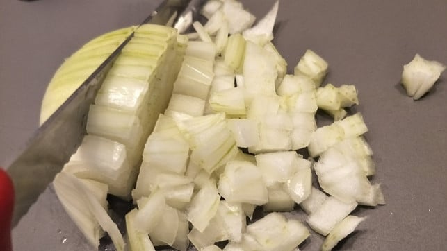 zwiebel-schneiden-schritt-3-sven-christian-schulz-utopia-180316_download Zwiebel schneiden - Schritt 3