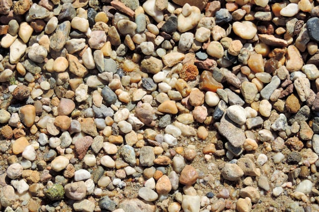 statt-blaehton-kannst-du-kieselsteine-zur-drainage-cc0--pixabay--hansbenn-250621_download Statt Blähton kannst du Kieselsteine zur Drainage verwenden.