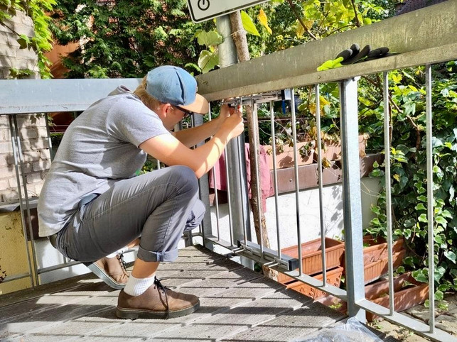 Panelretter-Interview-ChristophKirschner Oft das Anspruchsvollste bei der Installation am Balkon: Die Halterung am Geländer