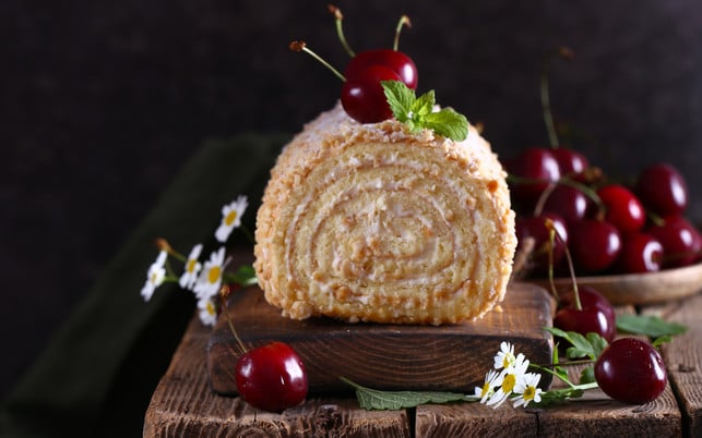 homemade sweet roll with fresh berries Kirschen passen super zur klassischen und zur veganen Zitronenrolle.