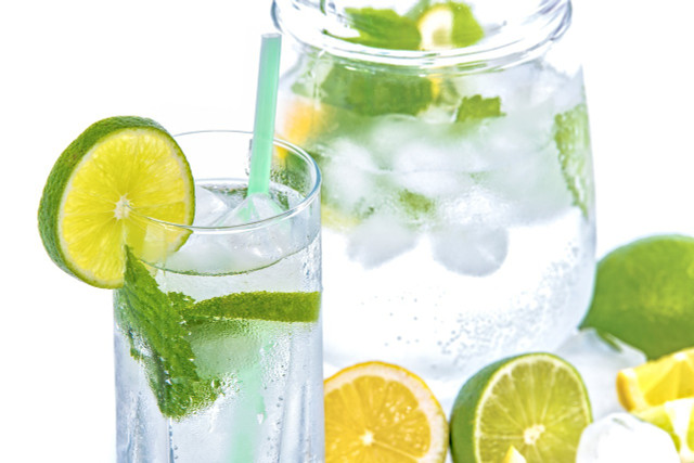 Instead of sugar-sweet lemonade, you would rather mix the drinking water with lemon and co.  spice up