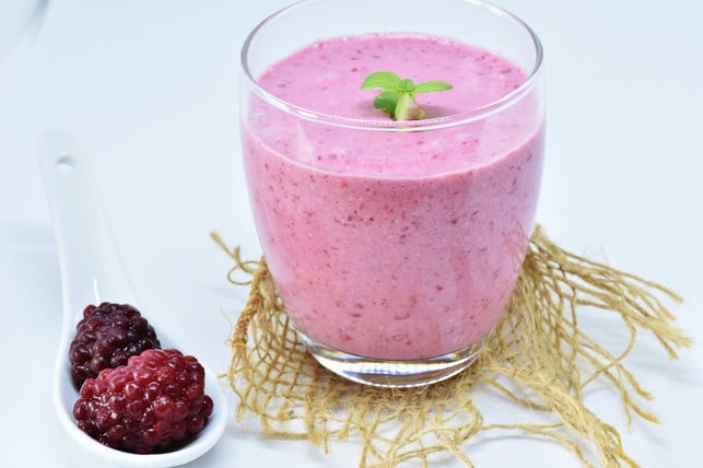 ein-smoothie-mit-haferflocken-und-brombeeren-ueberz-cc0-pixabay-ritae-201218_download Ein Smoothie mit Haferflocken und Brombeeren überzeugt durch sein fruchtig-saures Aroma.