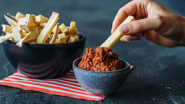 pastinaken-pommes-2-sevencooks-1280x720px Zu den würzigen Pastinakenpommes passt Aprikosen-Ketchup.