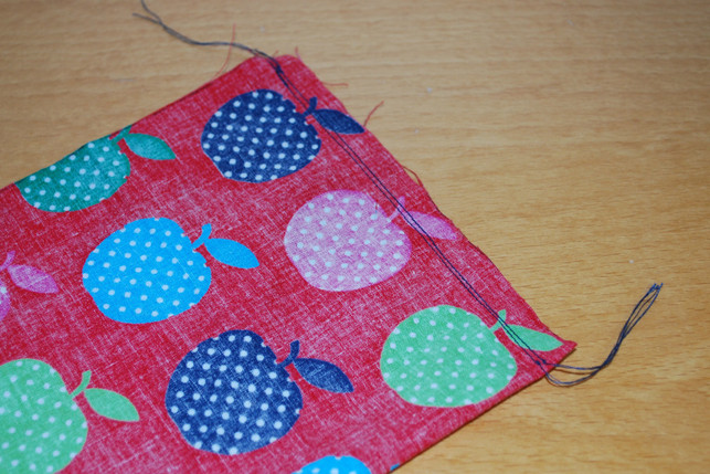 falte-den-stoff-so-dass-er-rechts-auf-rechts-lieg-melanie-von-daake-utopia-180128_download Falte den Stoff zum Vernähen der Seitenteile so, dass er rechts auf rechts liegt.