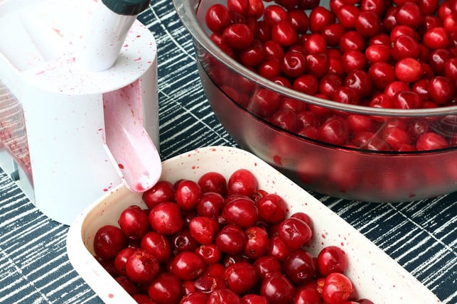 mit-einem-kirschenentsteiner-sind-deine-kirschen-i-cc0-pixabay-kaengeru-200922_download Mit einem Kirschenentsteiner sind deine Kirschen im Nu entsteint.